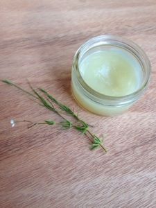 Create your own natural tattoo salve for your new fresh ink! It's soothing and keeps it moisturized, with just a few simple ingredients! Cover Ups Tattoo, Cream Tattoo, Homemade Tattoos, Tattoo Goo, Salve Recipes, Small Quote Tattoos, Tattoo Cream, Small Tattoos With Meaning, Small Tattoos Simple