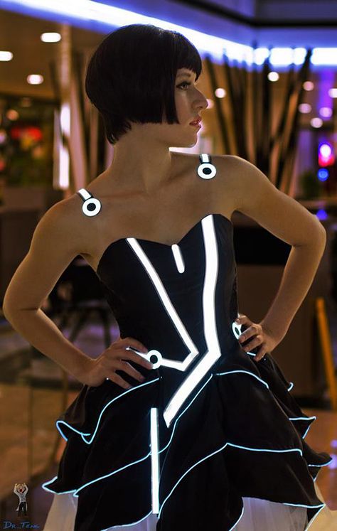 TRON Party Dress is off the Grid Cyberpunk Mode, Geeky Chic, Mode Cyberpunk, Tron Legacy, Moda Cyberpunk, Cyberpunk Fashion, Futuristic Fashion, Cooler Look, Vestidos Prom