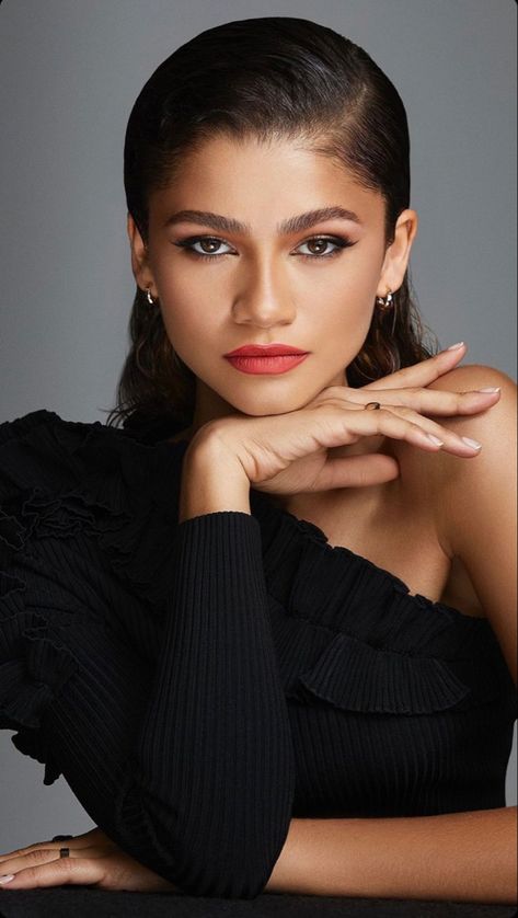 Shooting Photo Studio, Zendaya Model, Zendaya Photoshoot, Photo Mannequin, Pageant Headshots, Professional Headshots Women, Maquillage Yeux Cut Crease, Drawing Celebrity, Model Headshots