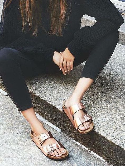 L'instant mode : on passe l’été en Birkenstock - Elle How To Wear Birkenstock, Mode Ab 50, Birkenstock Outfit, Tokyo Street Fashion, Metal Fashion, Free People Clothing Boutique, Free People Clothing, Birkenstock Sandals, Birkenstock Arizona