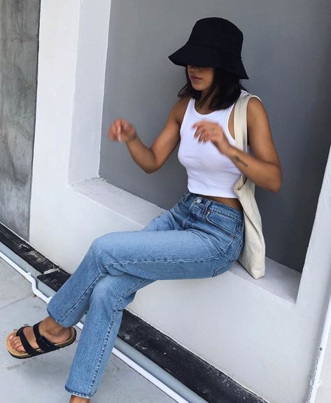 Birkenstock Outfit Summer Dress, Mom Jeans And Birkenstocks Outfit, Birkenstock Sandals Outfit Summer, Jeans And Birkenstocks Outfits, Jean Sandals Outfit, 90s Jeans Outfit, Birkenstock Outfit Summer, Birkenstock Sandals Outfit, Sandals Outfit Summer