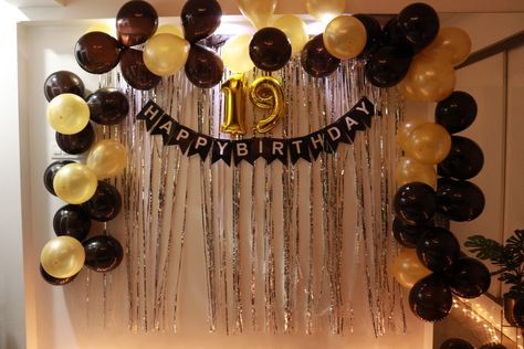 Black And Golden Decoration Party, Black Golden Theme Decoration, 19th Birthday Decoration Ideas At Home, Prom Decoration Ideas For Home Diy, Simple Black And Gold Birthday Decor, Simple 40th Birthday Decorations, 19th Birthday Decor, Black And Golden Birthday Decoration, Black And Gold Themed Birthday Party