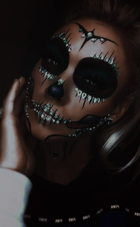 Glam Skull Makeup Halloween, Diamond Skull Makeup, Glitter Skull Makeup, Skeleton Face Makeup, Skull Face Makeup, Burlesque Makeup, Skull Makeup Tutorial, Glam Skull, Halloweenský Makeup