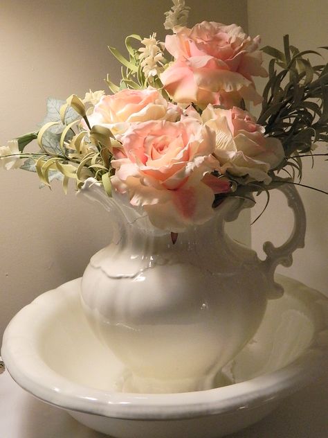 vintage pitcher of flowers Antique Water Pitcher And Basin Decor, Vintage Vase With Flowers, Antique Room, Vintage Booth, Pitcher Decor, Spring Decorating, Vintage Pitchers, Bouquet Arrangements, Vintage Vase