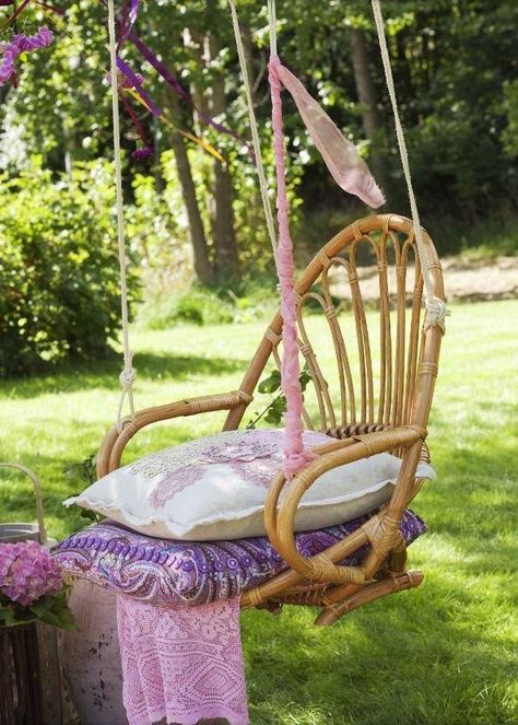 Remove the legs from a rattan chair to create a comfy chair swing. (This would definitely be my spot to chill at the end of a day). Hanging Chair Outdoor, Garden Swing, Old Chairs, Old Chair, Hanging Garden, The Grass, Swinging Chair, Porch Swing, Hanging Chair