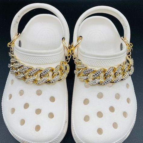 Croc Chain Charm, Decorated Crocs Shoes, Croc Designs, Big Gold Chains, Croc Accessories, Louise Vuitton, Charms For Crocs, Crocs Fashion, Shoe Decorations