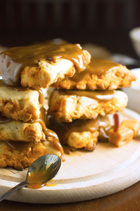 Try these amazing Salted Caramel Scones that came from Tea Time! There is nothing better than waking up to these scones everyday! Caramel Scones, Breakfast Scones, Cookies Bars, Scones Recipe, Breakfast Sweets, Caramel Recipes, No Sugar Foods, Scone Recipe, Sweet Savory