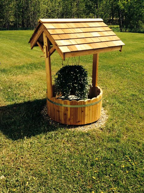 Wishing well with planter to hide septic tank Well Cover Ideas, Water Well House, Well Pump Cover, Septic Tank Covers, Pump Covers, Well Cover, Concept Model, Covered Garden, Architecture Concept