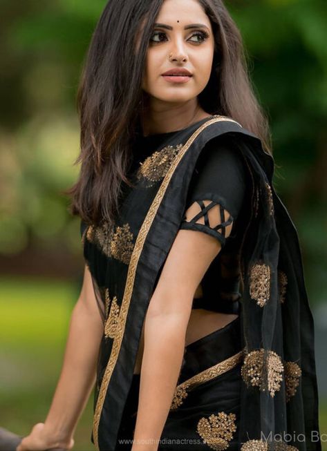 Actress In Black Saree, Saree Poses Photoshoot Ideas, Ayesha Photos, Poses Photoshoot Ideas, Stylish Saree, Bengali Bridal Makeup, Marathi Actress, Girls Dresses Diy