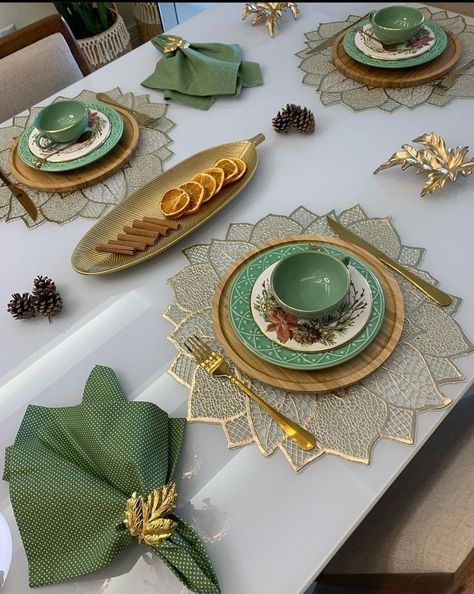 Traditional Place Setting, Small Black Table Decor, Fancy Table Settings, White Tree Decorations, Wall Pantry Ideas, Table Plate Setting, Table Setting Etiquette, Wall Pantry, Crockery Design