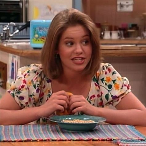 dj tanners fashion in the eighth season of full house is what i live for Dj Tanner Fuller House, Dj Full House, Full House Dj Tanner, Candace Cameron Bure Hairstyles, Candance Cameron, Dj Tanner, Light Blonde Highlights, Fuller House, Candace Cameron