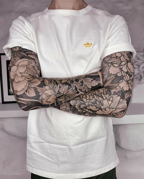 Inside Of Arm Tattoo, Men Flower Tattoo, Mangas Tattoo, Full Leg Tattoos, Men Tattoos Arm Sleeve, Full Arm Tattoos, Tattoo Inspiration Men, Upper Arm Tattoos, Floral Tattoo Sleeve