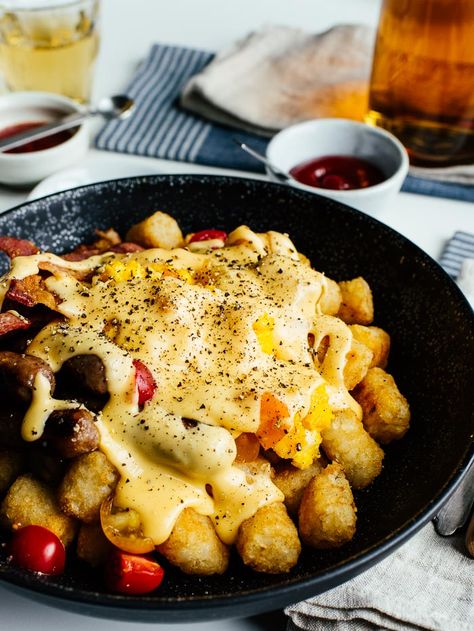 Tater Tot Breakfast Bowl -- tator tots, eggs, bacon, breakfast sausage, and creamy cheese sauce! Breakfast Sausage And Potatoes, Bacon Brunch, Sausage And Potatoes, Breakfast Bowls Recipe, Tater Tot Breakfast, Bacon Potato, Bacon Breakfast, Breakfast Sausage, Tater Tots