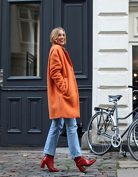 Making a Case For The Orange Coat Look Casual Otoño, Orange Coat, Orange Outfit, Red Boots, Outfit Inspiration Fall, Street Style Chic, Coat Outfits, Street Style Looks, Looks Style