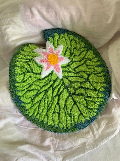 Fluffy rug in the shape of a water lily :)  100% hand made. Made of soft acrylic yarn and cotton fabric. Waterproof. Cute botanical piece for your interior, and a perfect gift. Also your pets will love it! Sold,  But if you want to order the same one - just contact the seller! Any size and design is possible. Cute Carpet Ideas, Unique Area Rug, Lily Pad Rug, Rug Ideas Tufting, Flower Tufted Rug, Small Rug Ideas, Easy Rug Tufting Ideas, Fairy Rug, Cute Rugs For Bedrooms