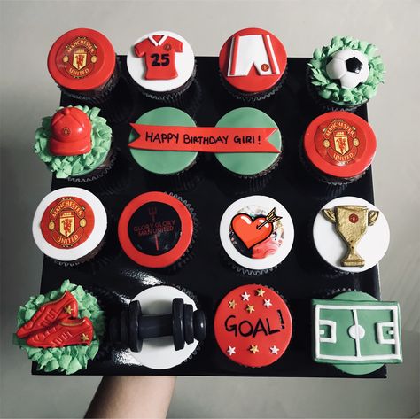 Manchester United cupcakes ⚽️ Cristiano Ronaldo Cupcakes, Manchester United Gift Ideas, Ronaldo Cupcakes, Manchester United Cake Ideas, United Tattoo Ideas, Manchester United Tattoo Ideas, United Wallpapers Iphone, Manchester United Cupcakes, Greenwood Manchester United