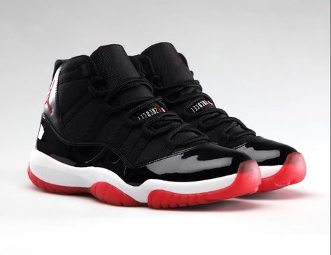 Air Jordan 11 "Bread" Tenis Jordan Retro, Air Jordan 11 Bred, Bred 11s, Bred 11, Jordan 11 Bred, Jordans Nike, Shoes Black And White, Sneakers Jordans, White Kicks