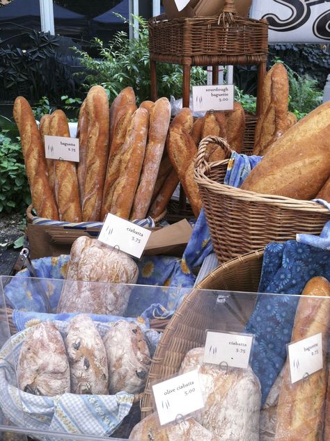 Bread Market Display, Jam Display Farmers Market, Farmers Market Bread Display, Farmers Market Bread, Farmers Market Bakery Display, Micro Bakery, Farmers Market Vendor, Farmers Market Stand, Bread Display