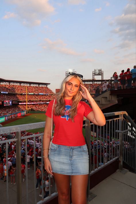 #phillies #philliesoutfit #baseball #baseballoutfit #baseballgamepics #baseballgame #philliesgameoutfit Baseball Date Outfit, Baseball Top Outfit, Phillies Game Outfit, Baseball Gf, Braves Game Outfit, Baseball Game Outfit Women, Sporty Girl Outfits, Girls Baseball Outfit, Baseball Game Outfit