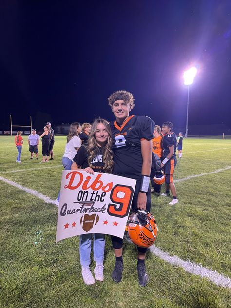 Football Couple Poster Ideas, Cute Volleyball Posters For Players, Senior Night Sign Ideas, Signs For Football Games Boyfriend, Football Posters High School Ideas Bf, Football Gf Posters, Football Girlfriend Posters, Football Girlfriend Signs, Football Signs For Games Posters For Bf