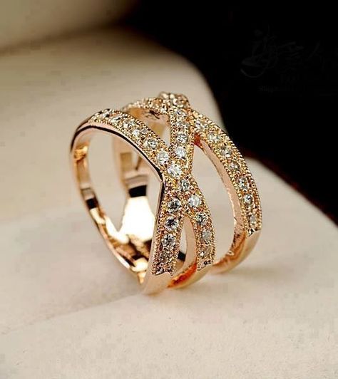 Rings Triple Band Ring, Swarovski Ring, Womens Rings Fashion, Rose Gold Crystal, Gold Ring Designs, Fancy Jewelry, Elegant Jewelry, Bling Bling, Rainbow Moonstone