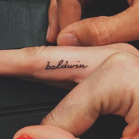 ireland-baldwin-finger-tattoo Ireland Baldwin, Tattoo Finger, Finger Tattoo For Women, Finger Tattoo Designs, Special Tattoos, Finger Tattoo, Phoenix Tattoo, Sister Tattoos, Name Tattoo