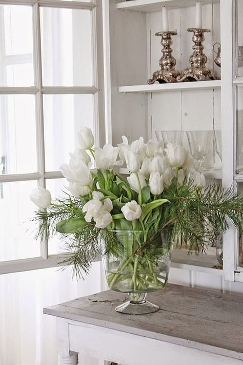 White Tulips Arrangement, Tulpen Arrangements, Tulips Arrangement, Vibeke Design, White Cottage, White Tulips, Deco Floral, Spring Home Decor, Spring Home