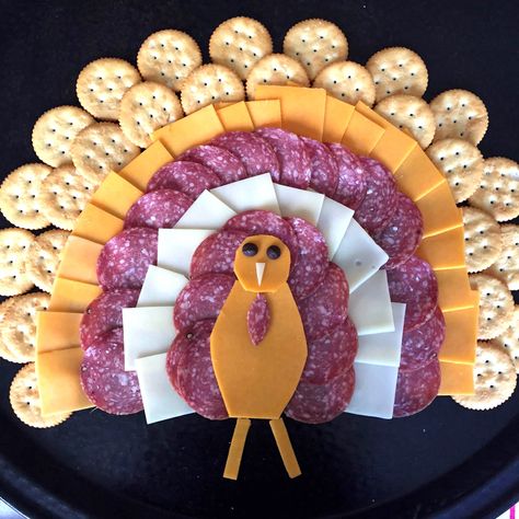 Turkey Cheese Tray, Thanksgiving Appetizers Easy, Thanksgiving Appetizer, Thanksgiving Snacks, Best Thanksgiving Recipes, Make Ahead Appetizers, Turkey Cheese, Decorações Com Comidas, Thanksgiving Treats