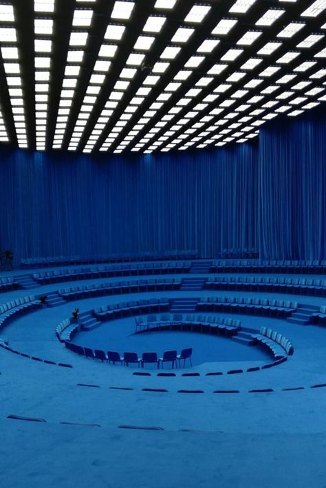 ‘Brexit blue’ was the shade for Balenciaga’s provocative SS/20 Paris show inside Luc Besson’s Cité du Cinema studio complex in the suburbs of St Denis. Creative director Demna Gvasalia opted for a tiered amphitheatre set design by La Mode en Images, reminiscent of the European Parliament chamber and drenched in a bright blue shade evoking the Leave campaign. Photography by Chris Blohm #fashionweek #installation #setdesign Foto Tips, Scenic Design, Brutalism, The Blues, Retro Futurism, Stage Design, Modernism, Set Design, Exhibition Design