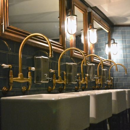 Bathroom at Jamie's Italian restaurant in Bristol, UK, photo by Rin Simpson (Glass Jars & photographs) Restaurant Toilets, Sink Hardware, Upscale Bar, Pub Ideas, Industrial Exterior, Barn Bathroom, Nyc Office, Bar Toilet, Commercial Toilet