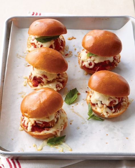 Meatball Parmigiana Sliders-one of my favorites Super Bowl Food Menu, Meatball Parmigiana, Meatball Sliders, Parmesan Meatballs, Fingerfood Party, Mini Sandwiches, Slider Recipes, Super Bowl Food, Think Food