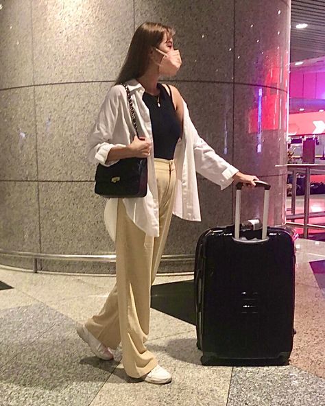 Airport Ootd Travel, Simple Airport Outfit, Ootd Airport, Airport Ootd, Airport Outfit Summer, Panda Shoes, Airport Fit, Airport Fits, Travel Pics