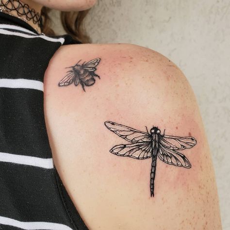 Dragonfly And Bee Tattoo, Critter Tattoo, Pain Chart, Bee Tattoos, Dragonfly Tattoo, Horse Tattoo, Bee Tattoo, Dragon Fly, Piercing Tattoo