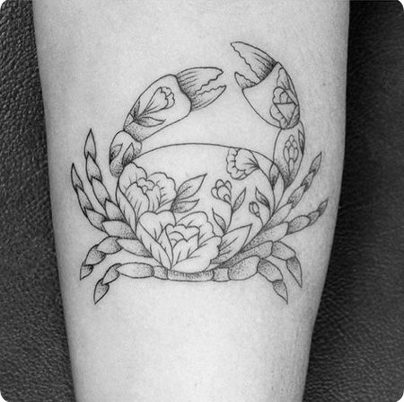 Hawaii Tattoos, Crab Tattoo, Floral Thigh Tattoos, Upper Back Tattoos, Sea Tattoo, Tattoo Old School, Flower Tattoo Shoulder, Floral Tattoo Sleeve, Chest Tattoos For Women