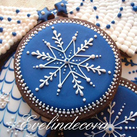 Blue snowflake decorated Christmas gingerbread cookies | Cookie Connection Cake Decorating Blue, Mitten Cookies, Cookies Cupcake, Gingerbread Cookies Decorated, Cookie Decorations, Christmas Gingerbread Cookies, Cookie Connection, Winter Cookie, Snowflake Cookies