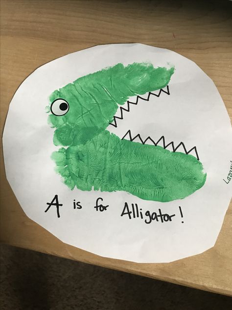 Alligator footprints for toddlers Reptile Crafts, Alligator Crafts, Crocodile Craft, Rainforest Project, Summer Crafts For Toddlers, Jungle Animal Art, Zoo Crafts, Zoo Animal Crafts, Preschool Craft Activities