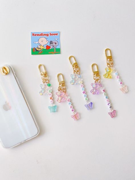 Initial Phone Case, Initial Keychain, Bead Charms Diy, Keychain Charm, Beads Bracelet Design, Kraf Diy, Handmade Jewelry Tutorials, Keychain Set, Gold Earrings Designs