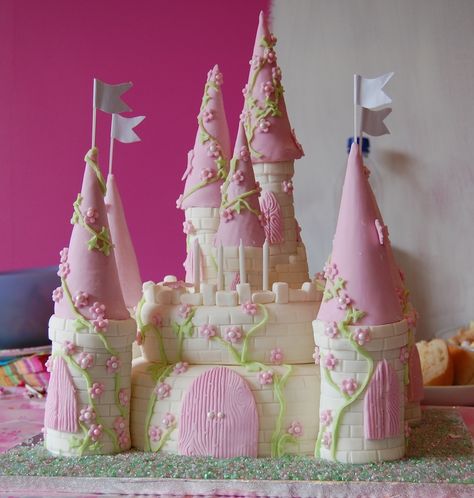 Fairy Castle Cake, Cupcakes Princesas, Bolo Rapunzel, Disney Princess Birthday Cakes, Castle Birthday Cakes, Torte Creative, Princess Castle Cake, Princess Birthday Cake, Torte Cupcake