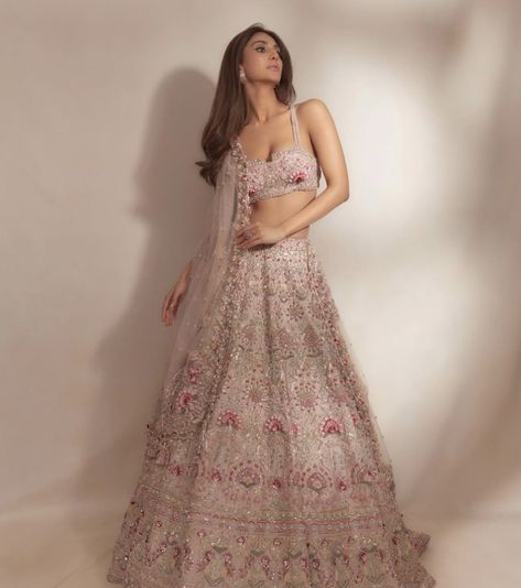 Vaani Kapoor Lehenga, Traditional Lehngas, Brocade Palazzo, Pastel Lehenga, Vaani Kapoor, Simple Lehenga, Latest Bridal Lehenga, Desi Wedding Dresses, Indian Outfits Lehenga