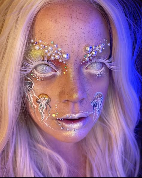 Jellyfish Costume Makeup, Jelly Fish Make Up, Jellyfish Makeup Ideas, Jellyfish Inspired Makeup, Under The Sea Makeup Looks, Jelly Fish Makeup, Mythical Makeup, Jellyfish Makeup, Scary Halloween Makeup Looks