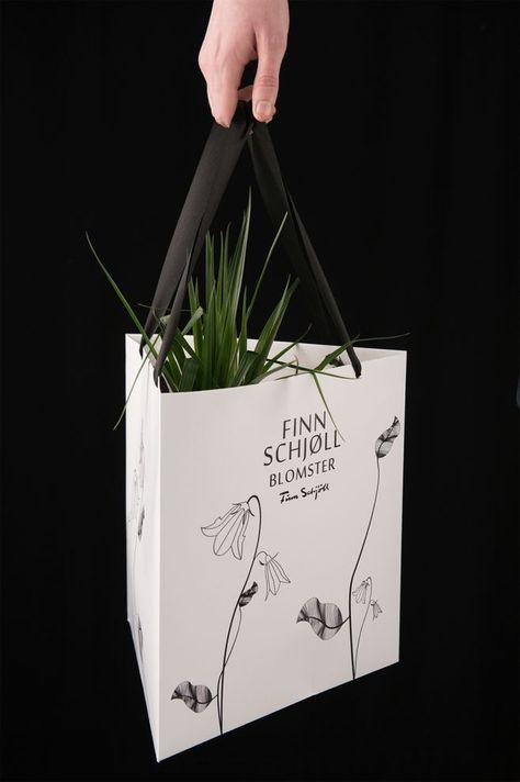 Paper Bag Design, Flower Box Gift, Organic Protein, Florist Shop, How To Wrap Flowers, Graphic Design Packaging, Flower Packaging, Packing Design, School Project