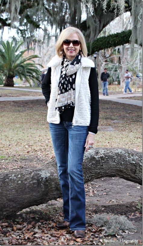 Southern Hospitality Fashion Over 50:  Cowboy Boots and Bootcut Jeans http://southernhospitalityblog.com/fashion-over-50-cowboy-boots-and-bootcut-jeans/ via bHome https://bhome.us Womens Winter Fashion Outfits, Fashion For Petite Women, Womens Fashion Casual Fall, Womens Fashion Casual Winter, Urban Fashion Women, Womens Fashion Casual Summer, Office Fashion Women, Southern Hospitality, Womens Fashion Edgy