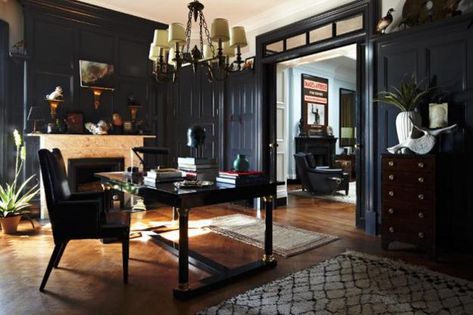 Retro Modern Interior Design Ideas Creating Mysterious Dark Rooms with Black Color Black House Interior, Home Office Design On A Budget, Moody Interior Design, Paint Color Trends, Dark Interior Design, Retro Interior, Dark Interiors, Boho Interior, Retro Home Decor