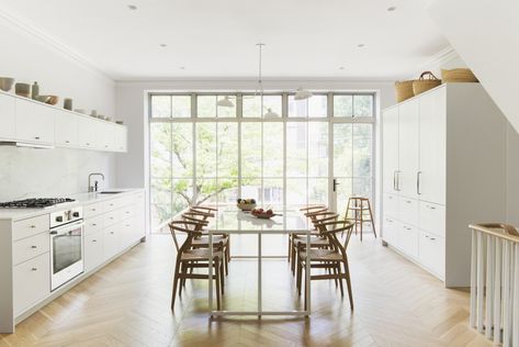 Midcentury Modern Dining Room, Federal Style House, Elizabeth Roberts, Mid Century Modern Dining Room, Dining Room Decorating, White Kitchens, Mid Century Modern Dining, Style Deco, New York Apartment