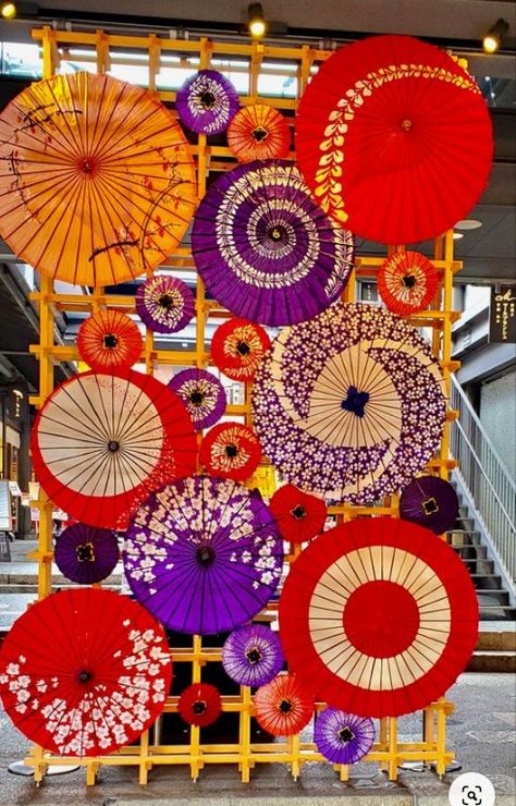 Japanese Umbrella Decoration, Japanese Festival Decorations, Japanese Decorations Party, Moon Festival Decoration, Japan Themed Party, Japanese Party Decorations, Asian Party Decorations, Japanese Theme Parties, Asian Party Themes