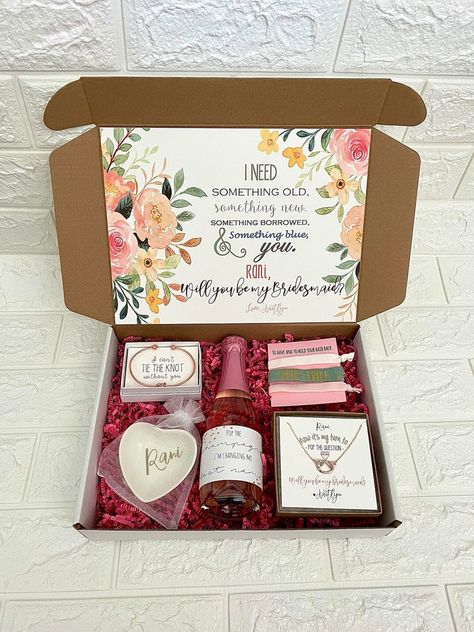 Pink Proposal, Wedding Gift Hampers, Will You Be My Bridesmaid Gifts, Proposal Boxes, Bachelorette Party Gift, Stationery Ideas, Bridesmaid Gift Boxes, Proposal Box, Bridal Party Proposal