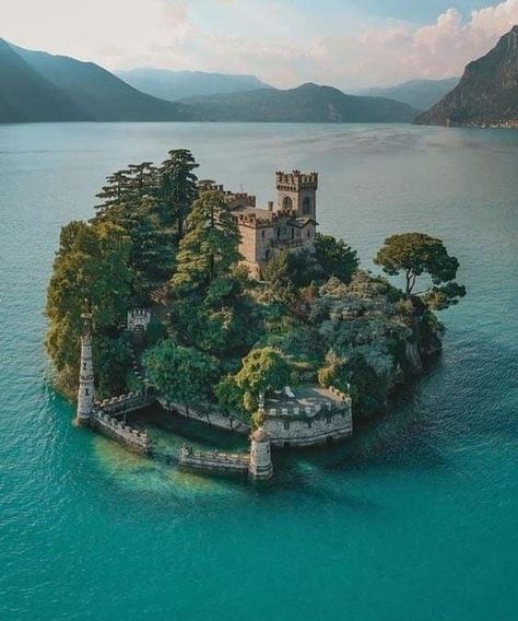 Lake Iseo, Gothic Castle, Small Cottages, Today In History, Beautiful Castles, Ancient Architecture, Historical Place, Small Island, Ancient Cities