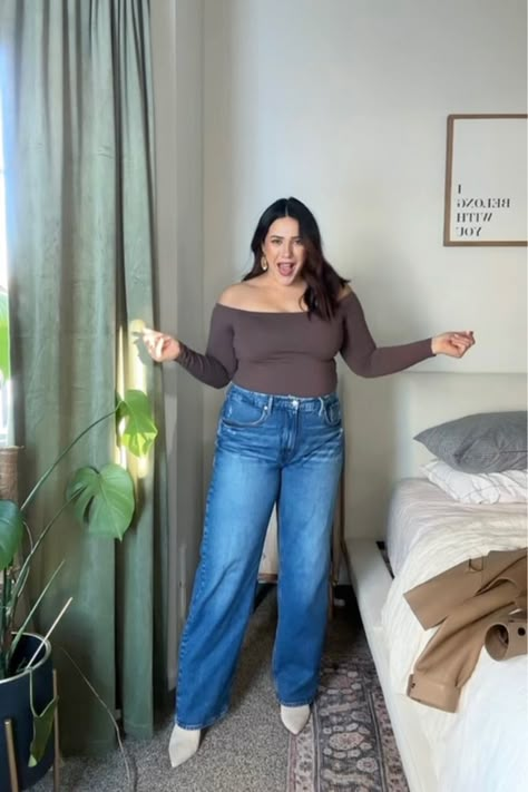 Neutral brunch outfit spring midsize style Lunch Date Outfit Midsize, Midsize Fashion Spring 2023, Midsize Jeans, Slim Jeans Outfit, Flare Jean Outfit, Outfit Midsize, Lunch Date Outfit, Brunch Outfit Spring, Post Partum Outfits