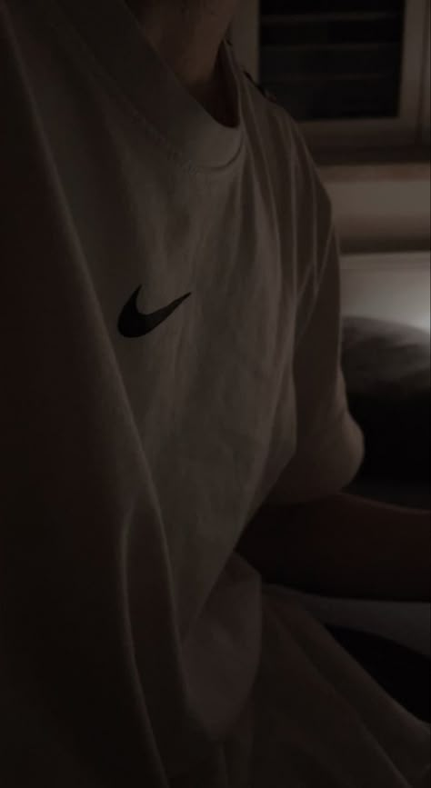 #nike #aesthetic #night Nike Astethic, No Face Selfie Ideas, Face Selfie Ideas, No Face Selfie, Nike Aesthetic, Background Collage, Brunette Aesthetic, Aesthetic Types, Face Selfie