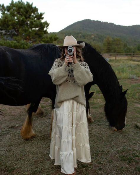 Cottagecore Cowgirl, Dresses Country, Miley Stewart, Cowgirl Aesthetic, Scandinavian Fashion, Work Dresses, Basic Outfits, Styled Shoot, Western Fashion